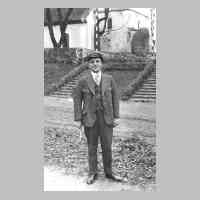 076-0068 Lehrer Fritz Teschner vor der Kirche und dem Denkmal in Plibischken - vor 1935.jpg